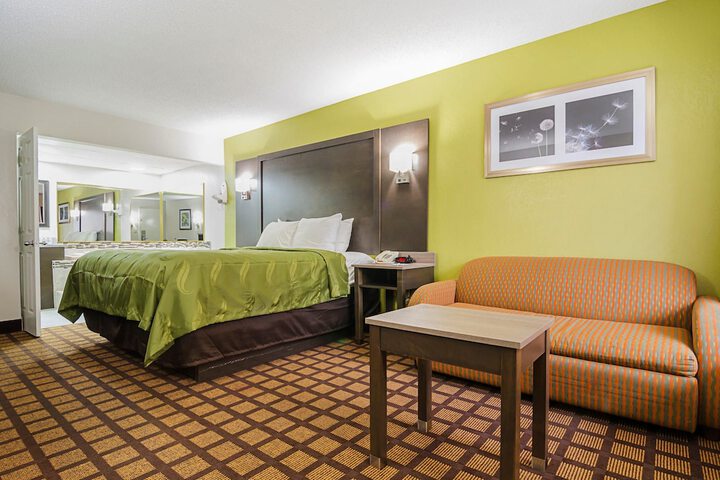 1 King Bed (3 of 8)