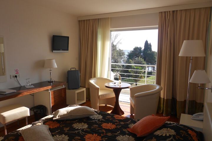 Room 15 of 38