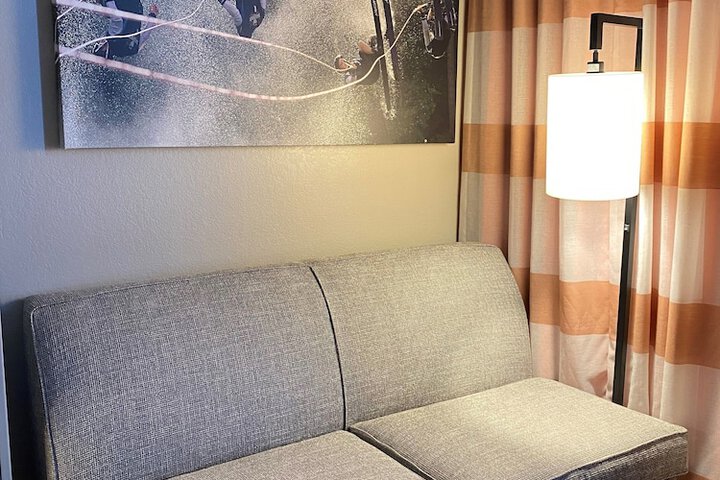 1 King Bed Hearing Impaired Room (4 of 6)