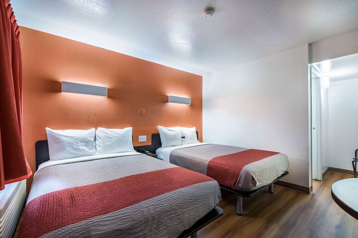 Room 32 of 75