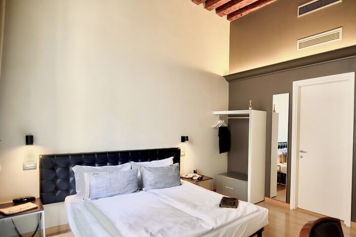 Room 35 of 62