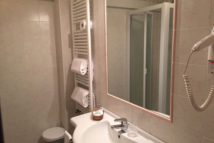 Room 34 of 47
