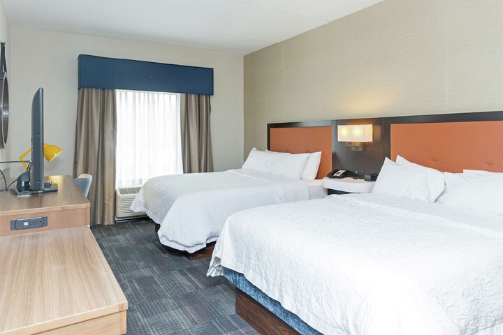 2 Queen Beds (7 of 9)