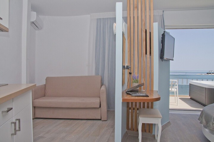 Room 14 of 80
