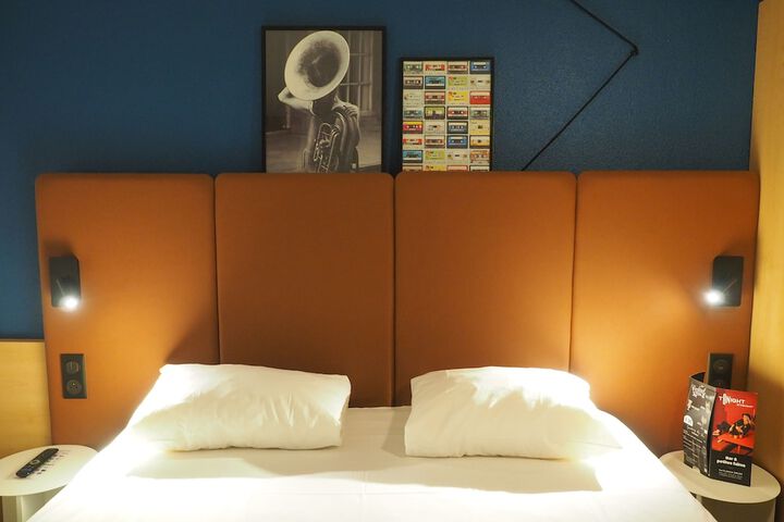 Room 11 of 104