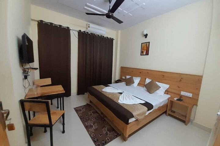 Room 7 of 33