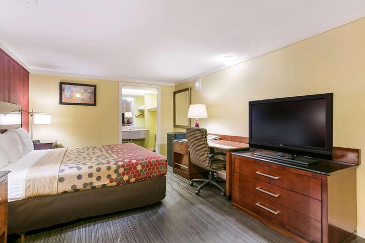 1 King Bed (2 of 8)