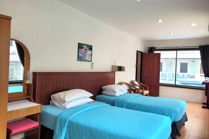 Room 8 of 196