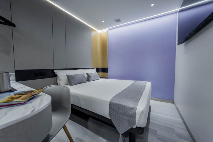 Room 5 of 16