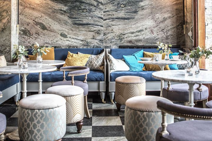 Lobby lounge