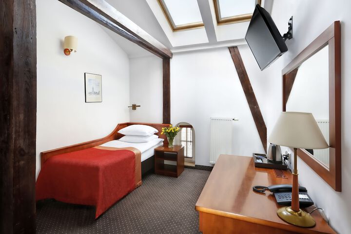 Room 10 of 42