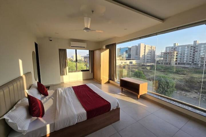 Room 9 of 12