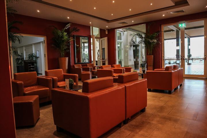 Lounge 51 of 61