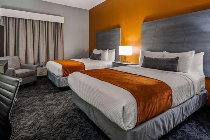 2 Queen Beds Microfridge Full Breakfast (4 of 10)