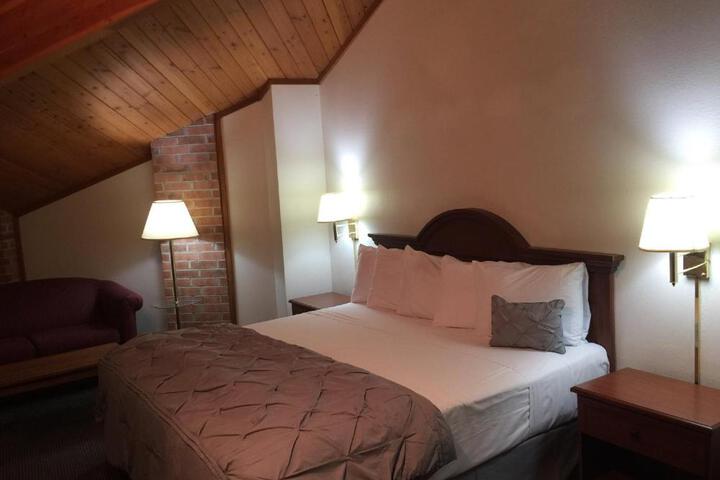 1 King Bed (5 of 11)