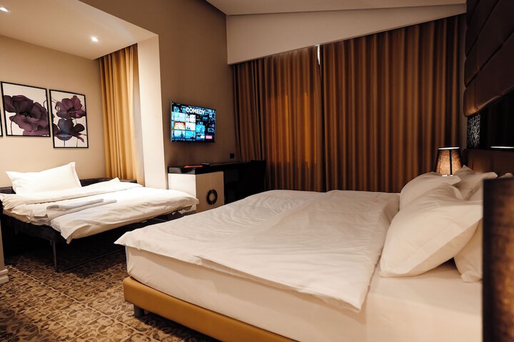 Room 19 of 102