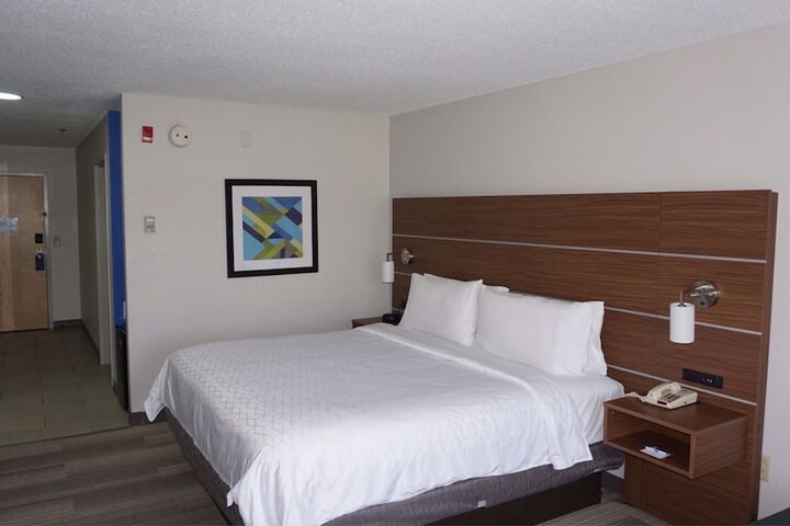Standard King Bed Accessible (2 of 11)