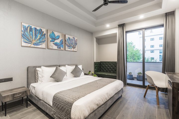 Room 4 of 8