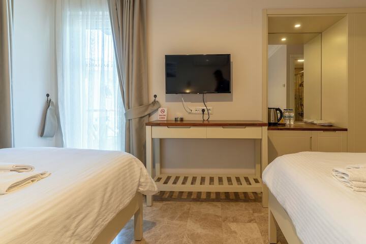 Room 3 of 178