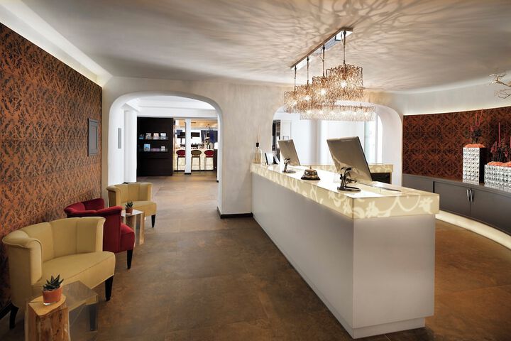 Entrance & Lobby