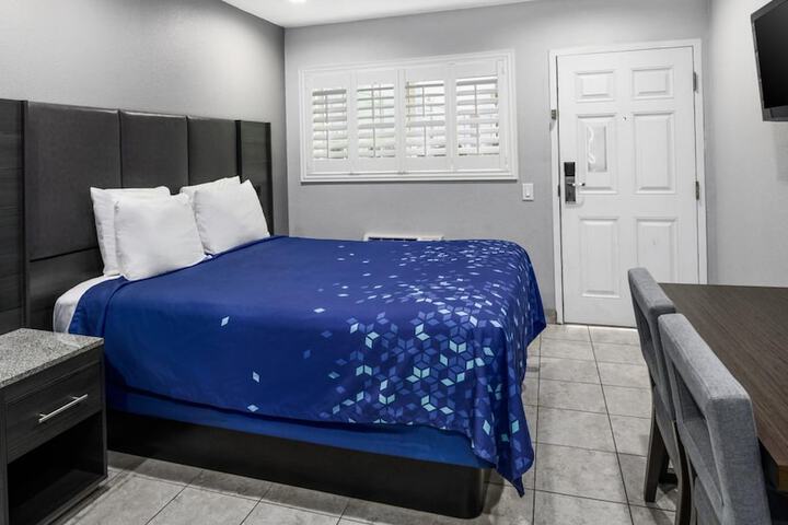 1 Queen Bed (14 of 16)