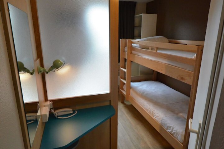 Room 6 of 40