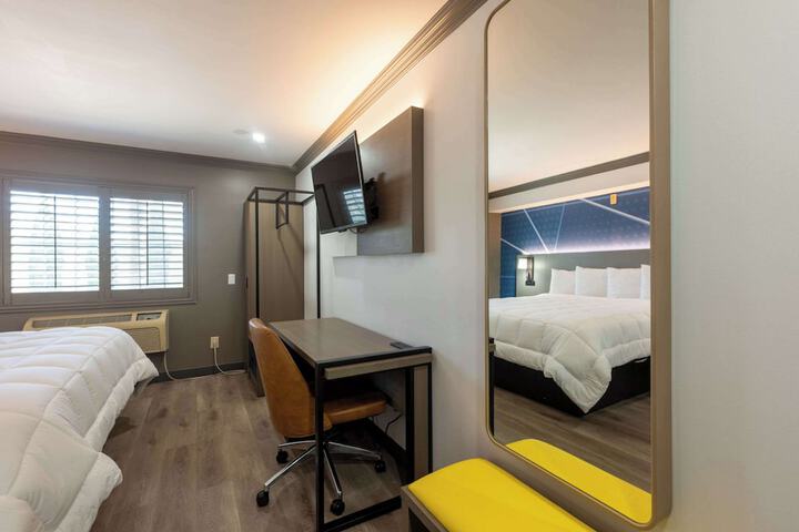1 King Bed (1 of 11)