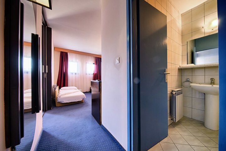 Room 13 of 48