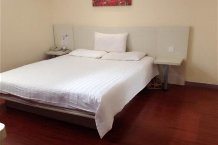 Room 4 of 8