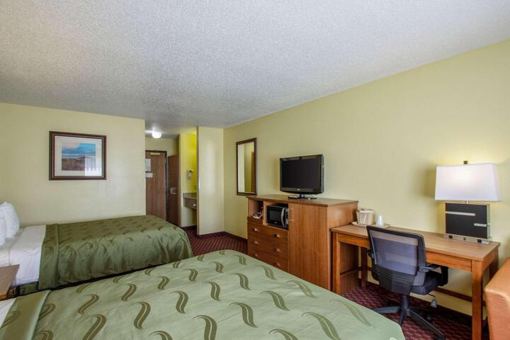 2 Queen Beds (1 of 4)