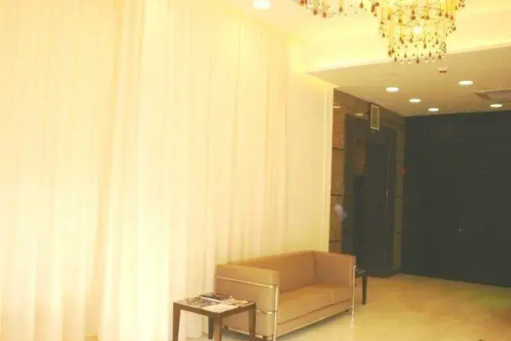 Room 4 of 8