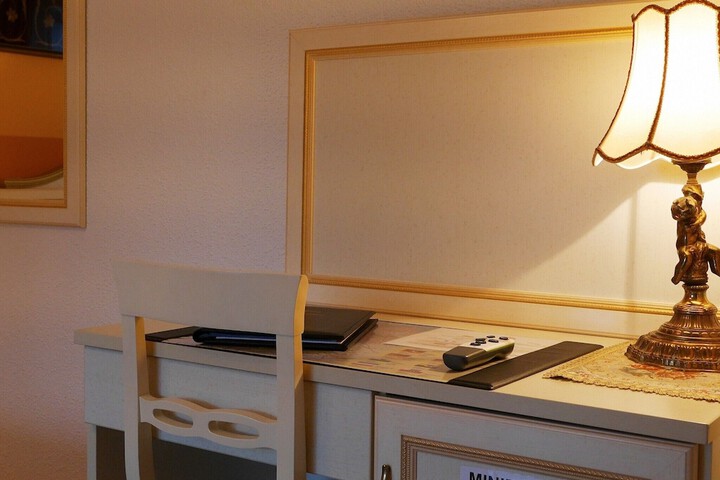 Room 16 of 49