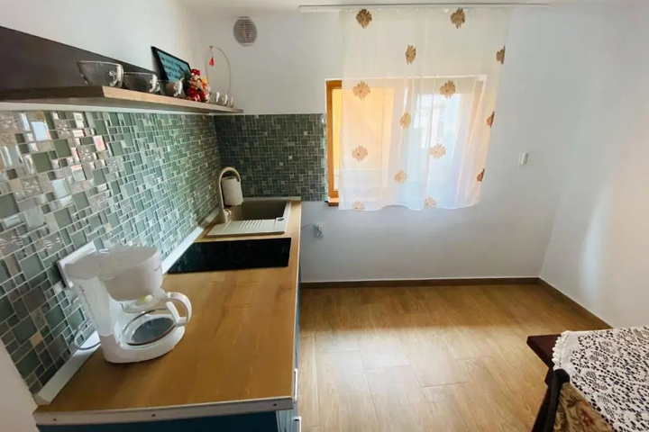 Room 5 of 10