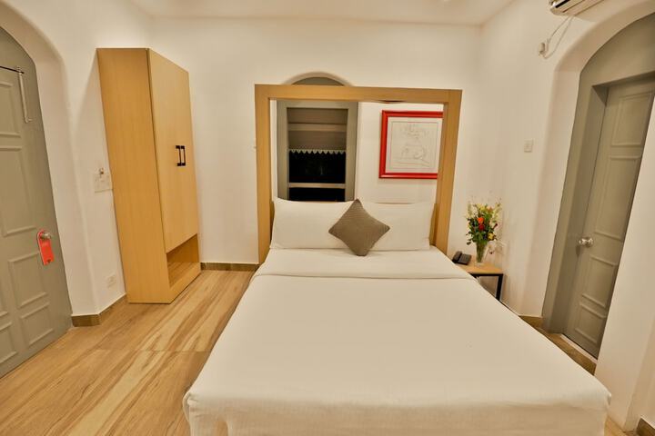 Room 10 of 33