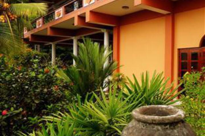 Hotel Exterior 4 of 6