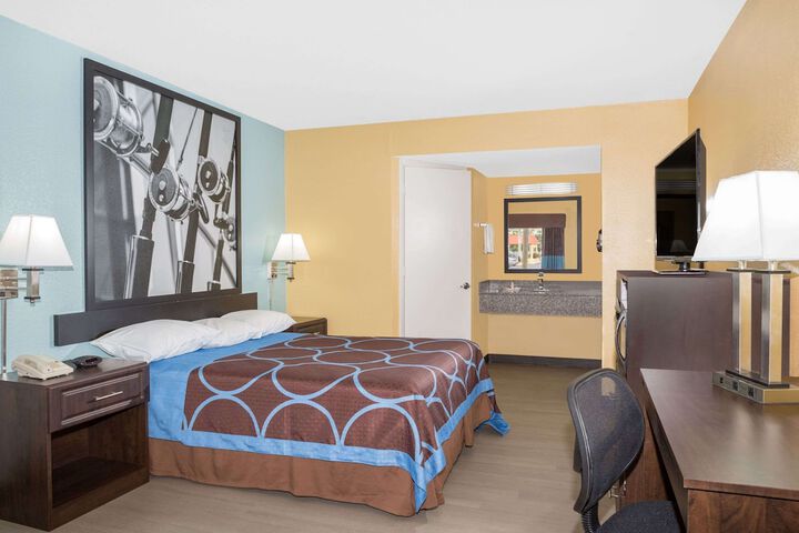 1 King Bed Refrigerator, Microwave (3 of 5)