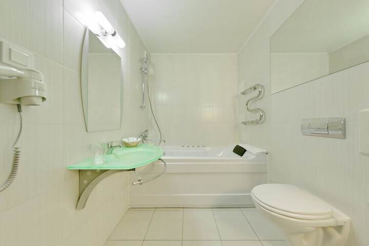 Room 10 of 37