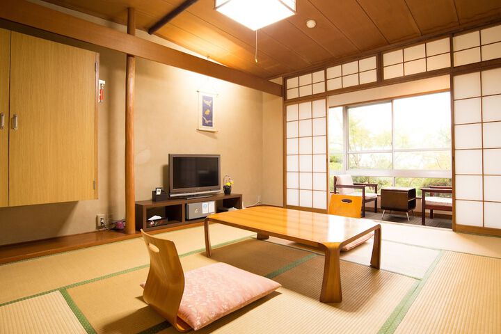 Room 4 of 144