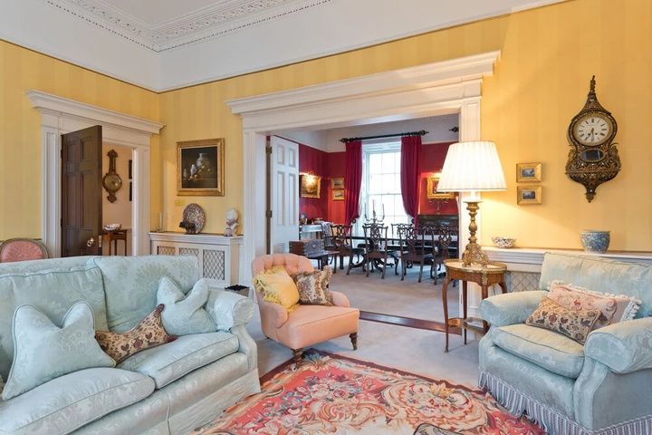 Room 4 of 25