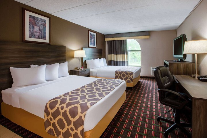 2 Queen Beds (12 of 14)