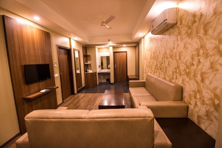 Lounge 73 of 90