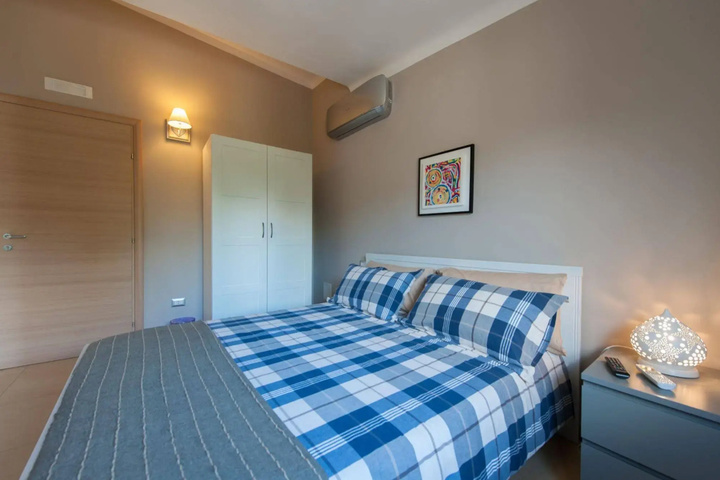 Room 6 of 16