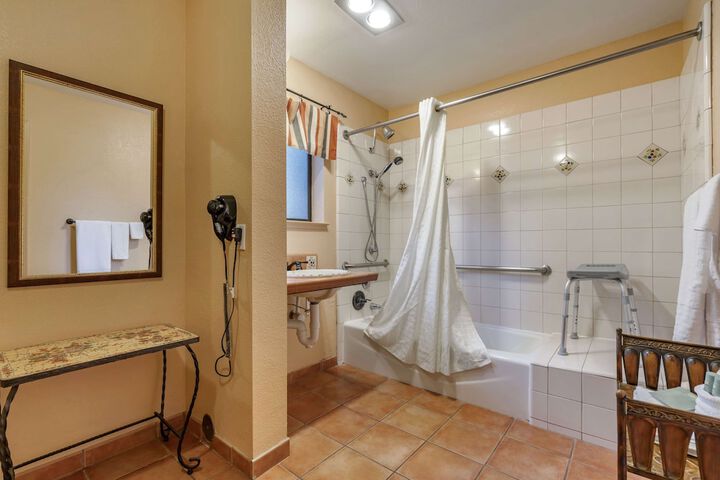 2 Queen Beds Microwave and Refrigerator WiFi Full Breakfast (4 of 9)