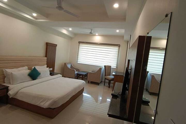 Room 10 of 12