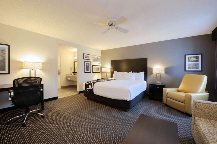 1 King Bed (1 of 18)