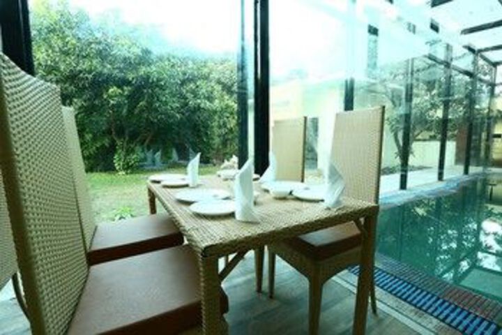 Dining 49 of 51
