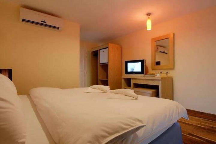 Room 5 of 18