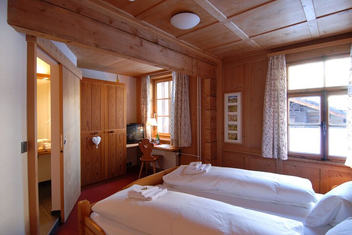 Room 8 of 128