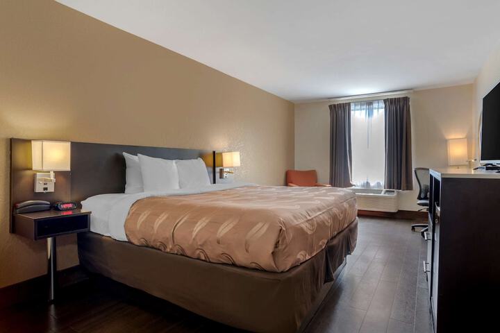 1 King Bed (8 of 18)