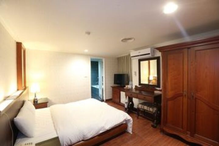 Room 6 of 8